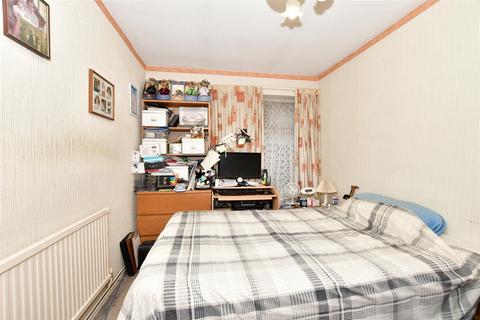 10 Lee Gardens Avenue, Hornchurch, RM11 3BA
