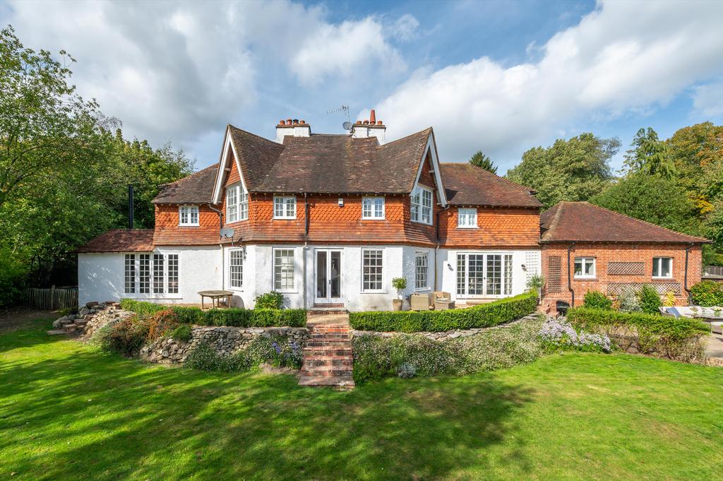 Derby Road, Haslemere, Surrey, GU27 4 bed detached house £1,825,000