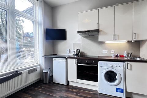 Studio to rent, Chatsworth Road, Kilburn, NW2