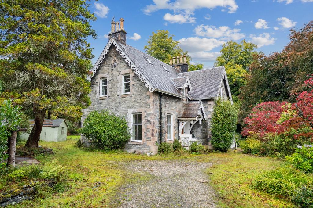Shore Road, Garelochhead, Argyll and Bute, G84 0EL 6 bed detached villa for sale £380,000