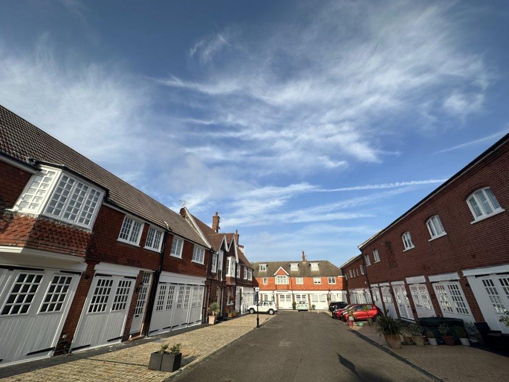 De Walden Mews, Prime Meads 3 bed mews £1,795 pcm (£414 pw)