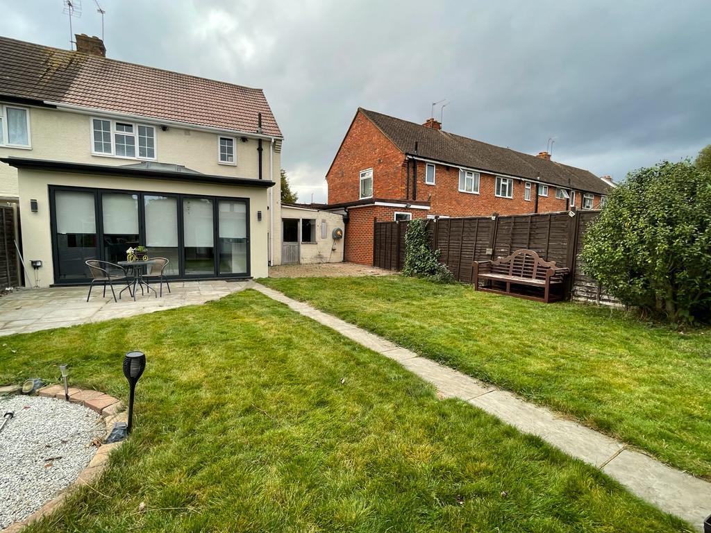 Cox lane, Epsom, United Kingdom, KT19 3 bed semidetached house to rent