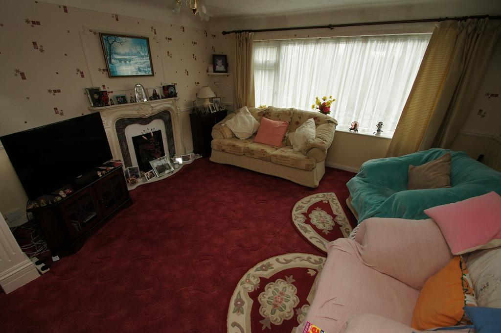 Stanney Lane, Ellesmere Port... 3 bed link detached house £250,000