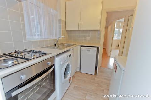 3 bedroom detached house to rent, Mays Lane, Barnet, Hertfordshire, EN5