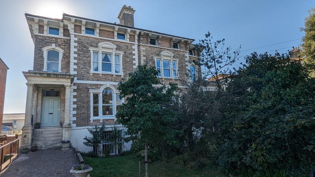 Dorchester Road, Weymouth 2 bed flat to rent £750 pcm (£173 pw)