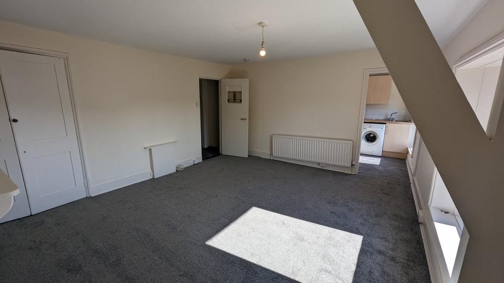 Dorchester Road, Weymouth 2 bed flat to rent £750 pcm (£173 pw)