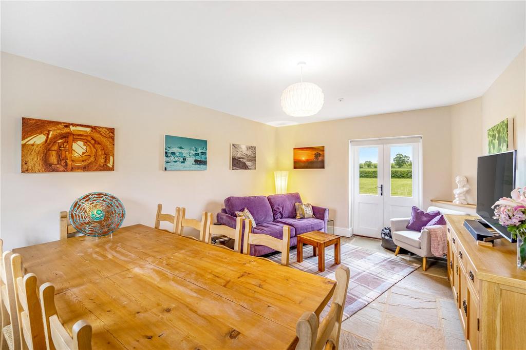 Lounge/Dining Area