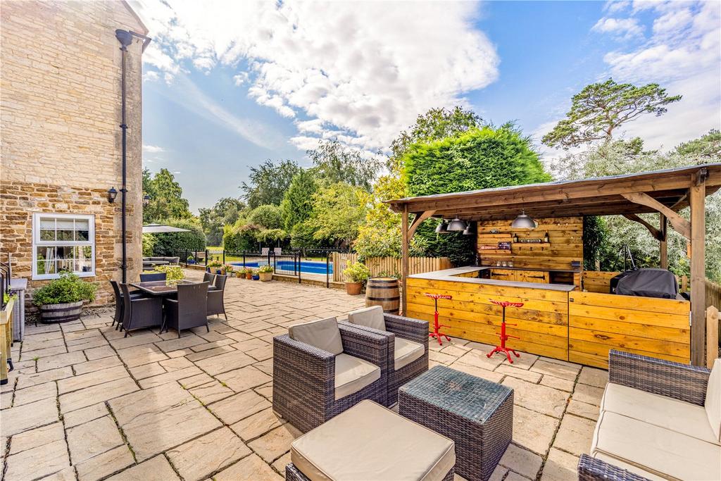 Bar & Barbecue Area
