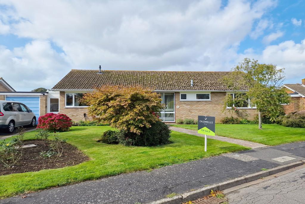 Harts Way, Everton, Lymington SO41 3 bed detached bungalow for sale £