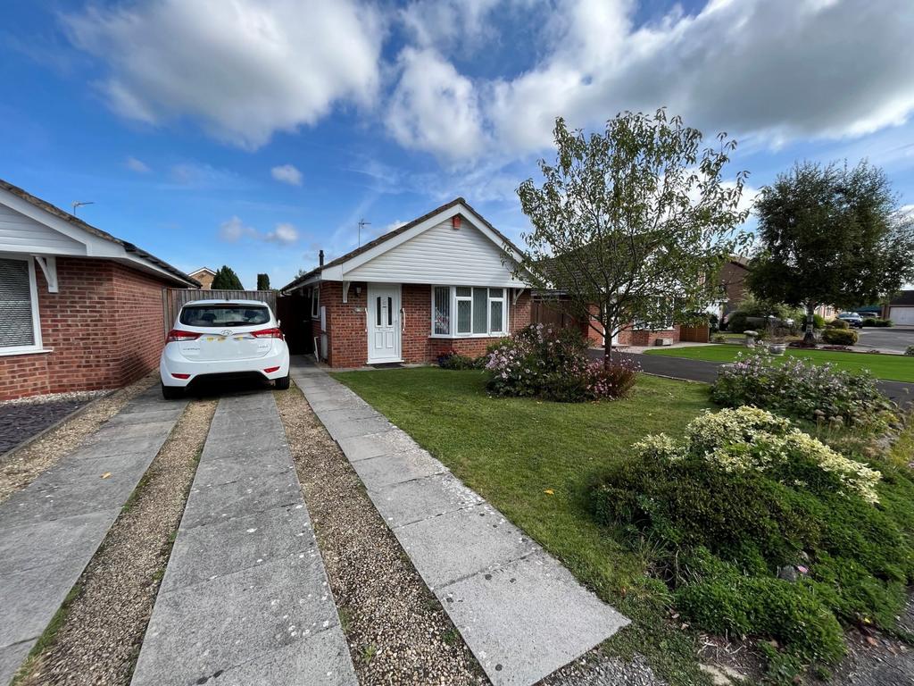 Chipping Cross, Clevedon, Somerset, BS21 2 bed bungalow £300,000