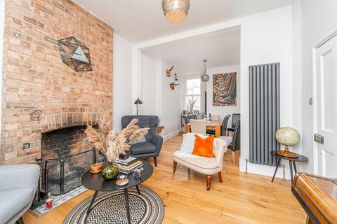 16 Rathcoole Gardens, London, N8 9NB