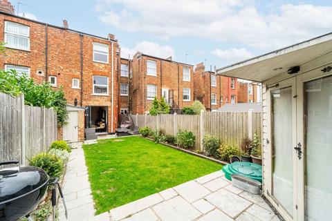16 Rathcoole Gardens, London, N8 9NB