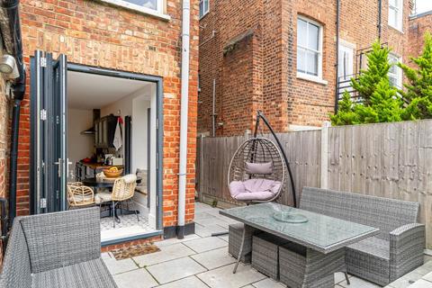 16 Rathcoole Gardens, London, N8 9NB