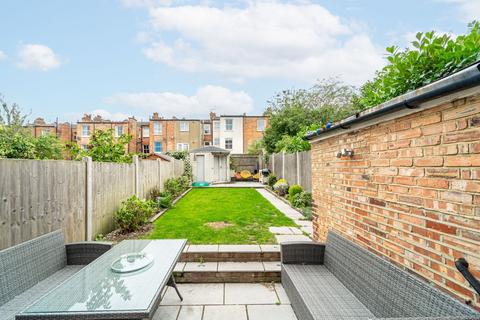 16 Rathcoole Gardens, London, N8 9NB