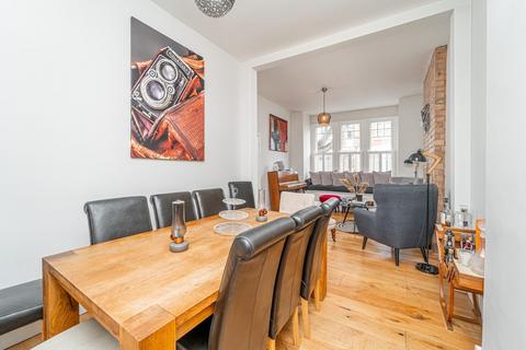 16 Rathcoole Gardens, London, N8 9NB