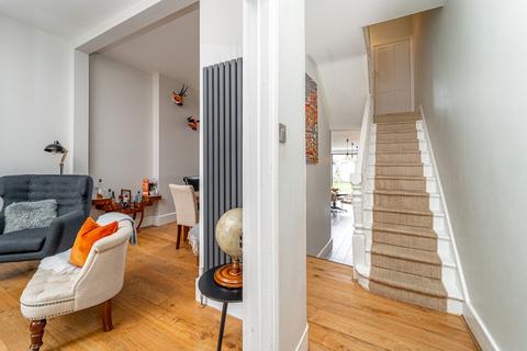 16 Rathcoole Gardens, London, N8 9NB