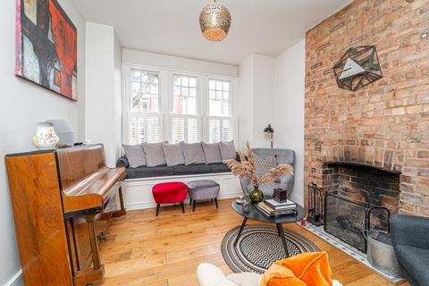 16 Rathcoole Gardens, London, N8 9NB