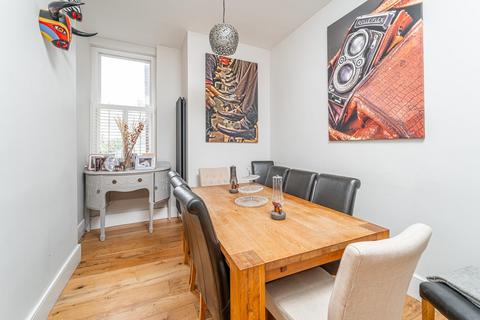 16 Rathcoole Gardens, London, N8 9NB