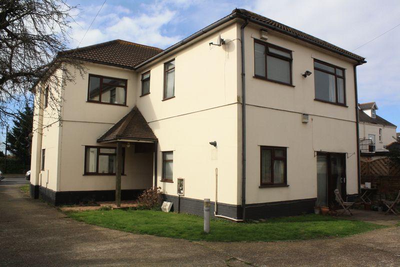 BARRACK ROAD,CHRISTCHURCH. BH23. 2 bed flat for sale £230,000