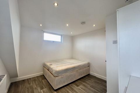 6 bedroom detached bungalow to rent, Lees Road, Uxbridge