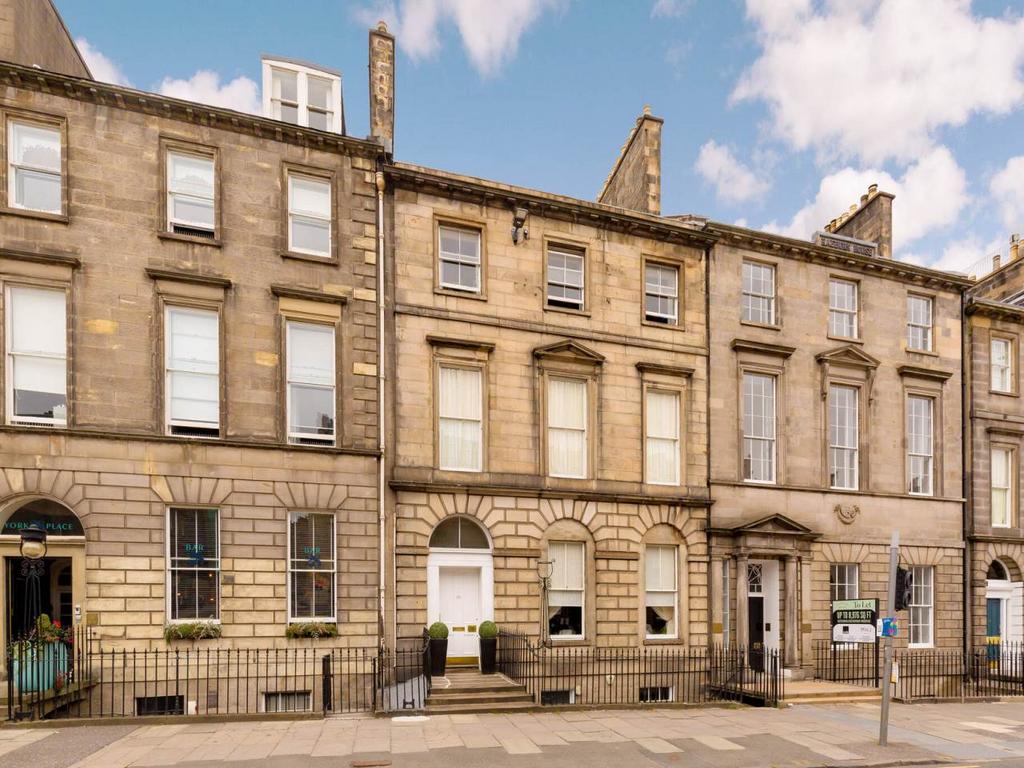 Four-bedroom townhouse in Edinburgh for sale via Murray & Currie. PR pic.