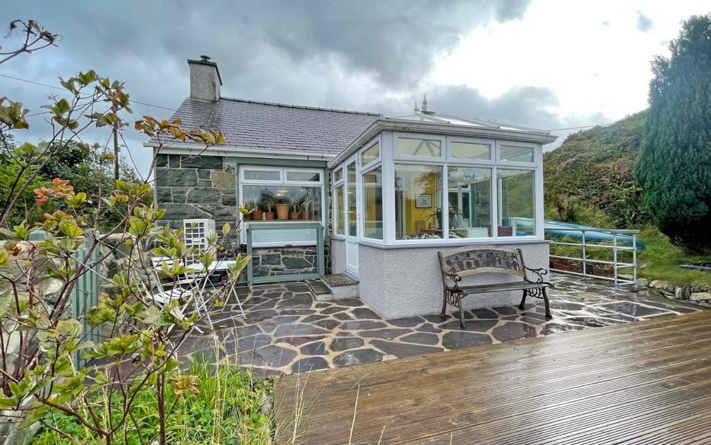 Brynrefail, Caernarfon, Gwynedd, LL55 3 bed detached house for sale £