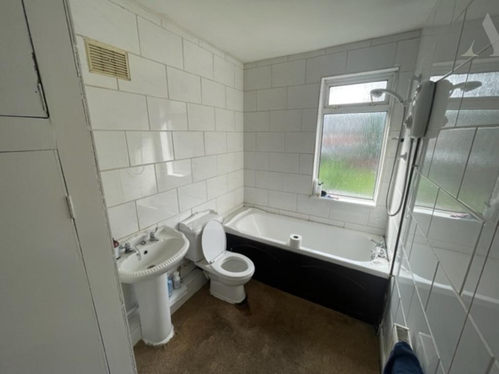 67 Olton Blvd East Bathroom