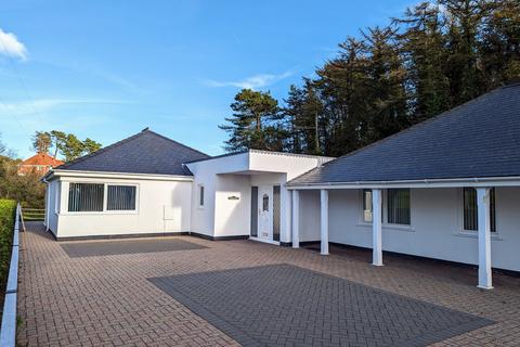 4 bedroom bungalow to rent, Kingfisher, North Cliffe, Tenby