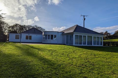 4 bedroom bungalow to rent, Kingfisher, North Cliffe, Tenby