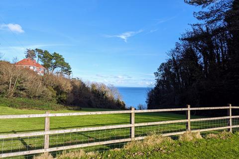 4 bedroom bungalow to rent, Kingfisher, North Cliffe, Tenby