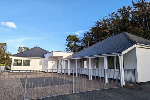 4 bedroom bungalow to rent, Kingfisher, North Cliffe, Tenby