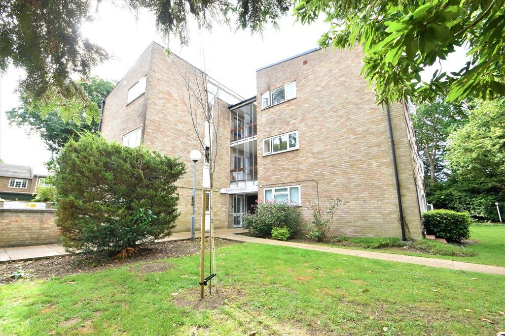 Southwood Court, Pine Grove, Weybridge, KT13 2 bed flat £1,450 pcm (£