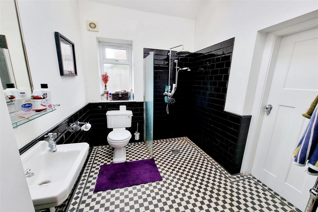 Downstairs cloakroom/wetroom: