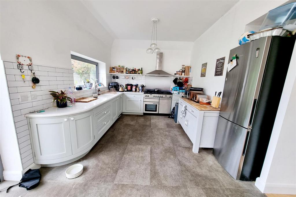 Fitted kitchen: