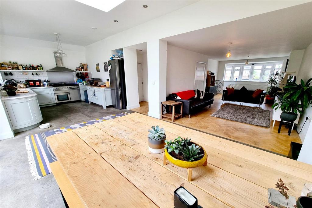 RECEPTION ROOM &amp; LUXURY FITTED KITCHEN/DINER