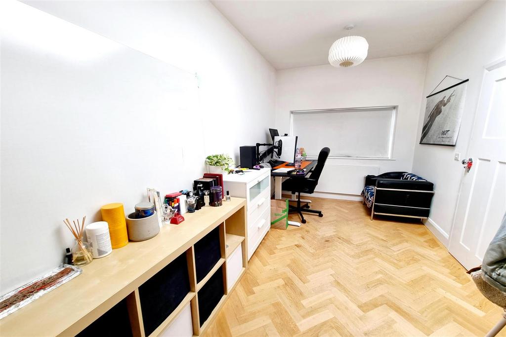 Study/bedroom 4: