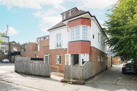 1 bedroom ground floor flat for sale, Connaught Avenue, North Chingford