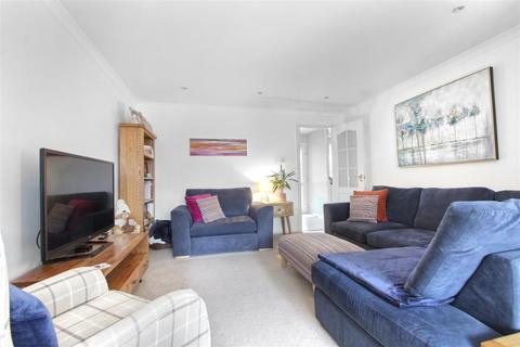 56 Cussons Close, Cheshunt, Waltham Cross, EN7 6JE