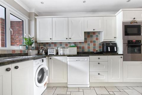 56 Cussons Close, Cheshunt, Waltham Cross, EN7 6JE