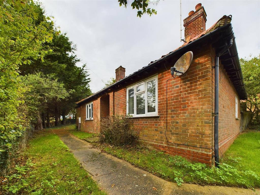 Roughton Road, Cromer 3 bed detached bungalow for sale £250,000