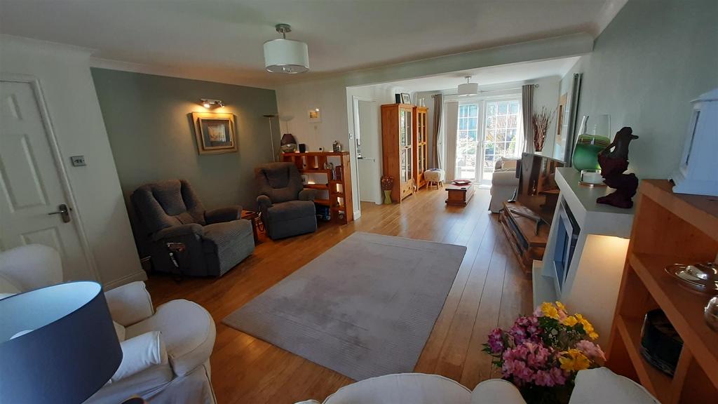 Lounge/Dining Room