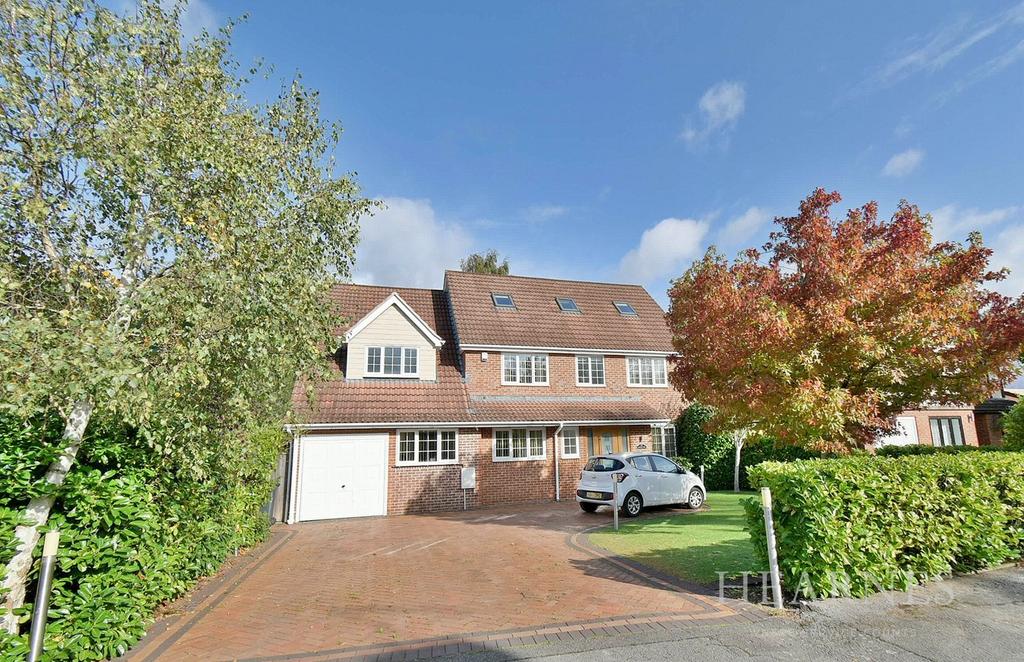 Cedar Way, Ferndown, BH22 6 bed detached house for sale £800,000