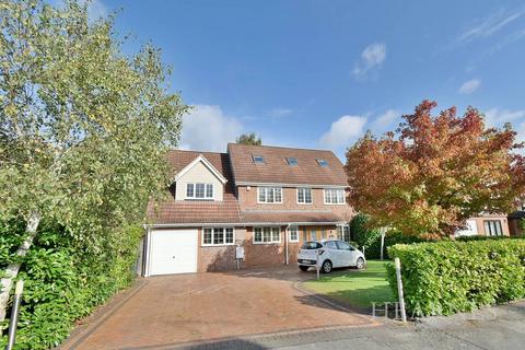 17 Cedar Way, Ferndown, BH22 9UE