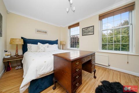 32 Albany Court, Epping, CM16 5ED