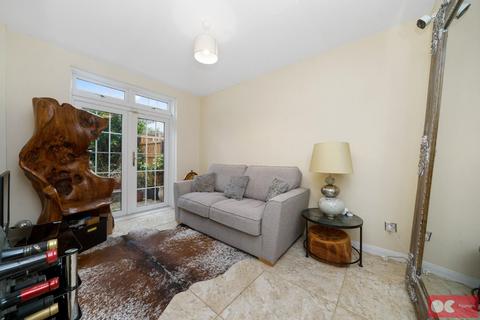 32 Albany Court, Epping, CM16 5ED