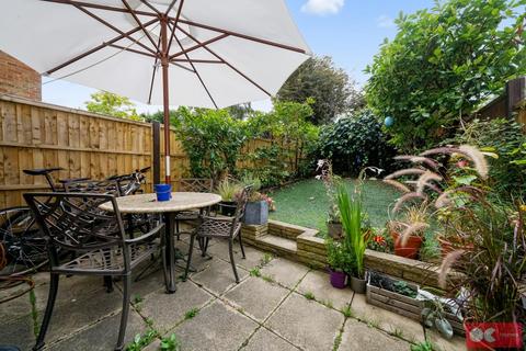 32 Albany Court, Epping, CM16 5ED