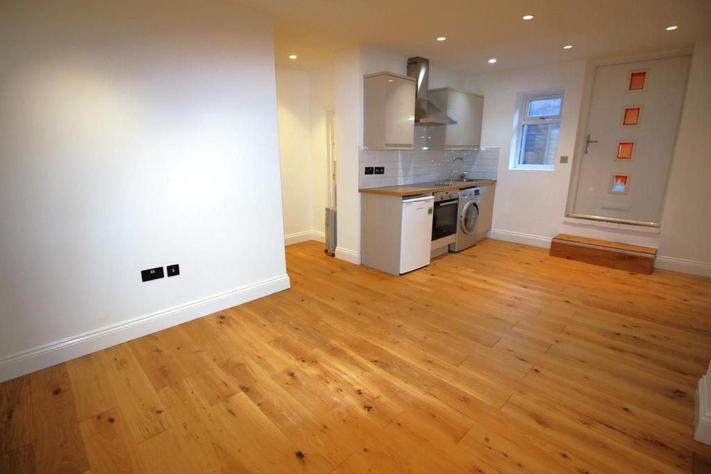 High Street, Wanstead E11 Property £1,000 pcm (£231 pw)