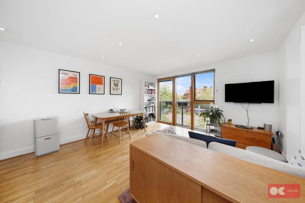 Lea Bridge Road, Hackney E5 2 bed flat for sale £450,000