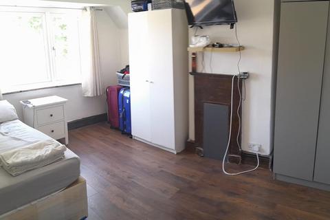 1 bedroom in a house share to rent, Monks Park, Wembley