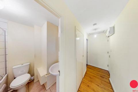 61 Streamside Close, Edmonton, London, N9 9XB